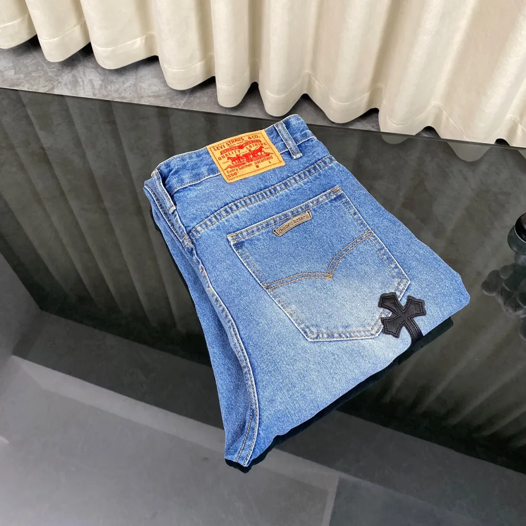 🅿️240 Chroe Hets CH classic blue and black leather jeans, priced at 4W level, patchwork cross pattern embellishment, women's high-waisted washed jeans! ! Absolutely high-end luxury products, 1.9W level god-level single products, super popular products, built with top heavy industry, a magic weapon that cannot be missed [About Zangyin] This is an extremely luxurious fashion brand that can also be called the aristocrats of the high street. It has always been an exclusive brand for some hipsters or rich second generations. Compared with ordinary high streets, it is more luxurious and noble. Compared with luxury brands, it has a more fashionable personality and has always been a brand that I have a special liking for. A6632 [Top heavy industry fashionable design] Consistently high-street luxury style creation. Speaking of this style, the Zangyin family and GU family are definitely the leading representative brands. Especially the Zangyin family has really achieved a state-of-the-art effect in creating high-street style. The color system of this model is made of unique washed materials. It is already quite eye-catching. It is decorated with pink patchwork cross flowers, which cleverly highlights the charm of the brand. Secondly, this model uses classic The classic high-waist cutting design highlights the long legs and the fashionable temperament of the upper body. The brand is highly recognizable and the slim fit configuration is more suitable for daily wear. This product is a product that interprets personality, fashion, and specifications at a glance. This single product is enough to make any fan excited. It can be a white T-shirt for youthful preppy style, or a tight sling for royal lady style. It has strong matching ability and can be easily controlled by men.  [Material and craftsmanship] Needless to say, this point goes without saying. As an excellent craftsman brand, Zangyin has really perfect requirements for details and craftsmanship. The washed color of this model has gone through so many processes, not to mention the embellishment of the denim appliqués. It is also purely handmade and sewn. Just like what they believe in, only handmade things have soul and have the meaning of wear. A top-notch heavy-duty fashionable denim item, I look forward to your perfect interpretation! ! 28-34 corresponds to S-XL